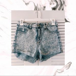 Médium wash high waisted jean shorts.